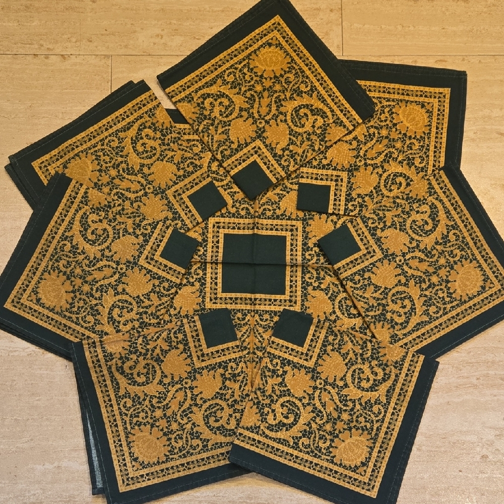 Wilton Court Set of 8 Festive Green/Shimmering Gold Square Cotton Napkins